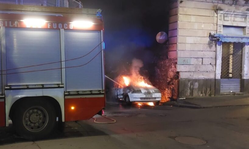 Paura nella notte a Paternò: due auto in fiamme vicino a piazza Regina Margherita