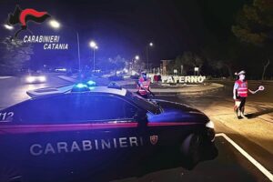 Paternò, beccato in giro dopo il coprifuoco: 32enne denunciato. Era su un’auto con targa "tarocca"