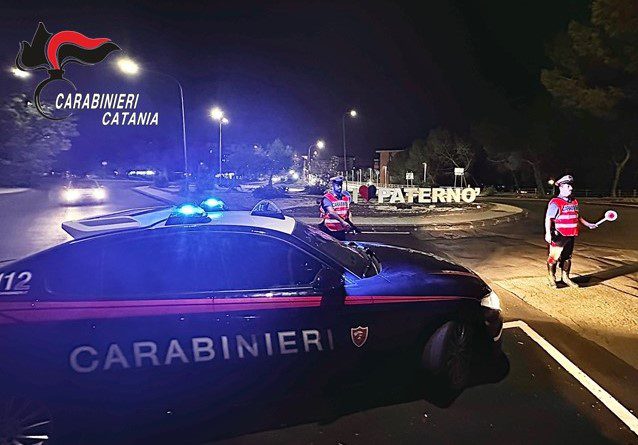 Paternò, beccato in giro dopo il coprifuoco: 32enne denunciato. Era su un’auto con targa "tarocca"