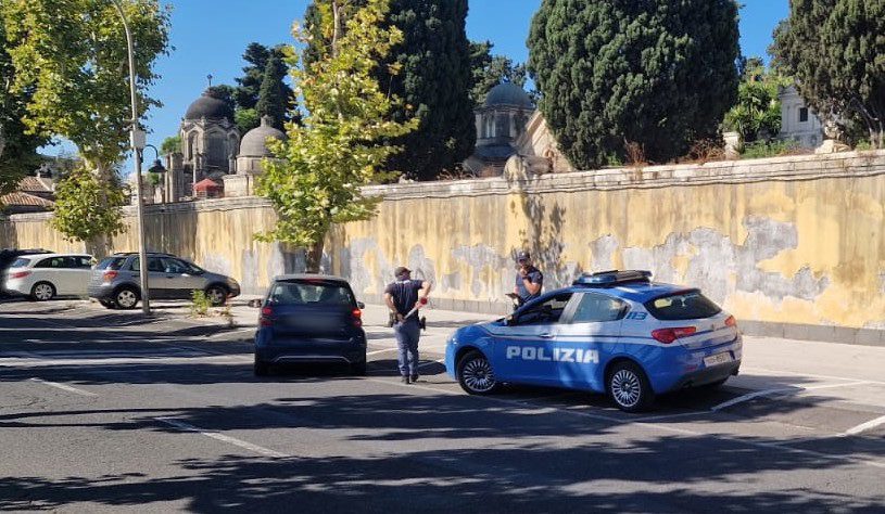Catania, 25enne nascondeva una mazza da 80 cm nel cofano dell’auto: denunciato
