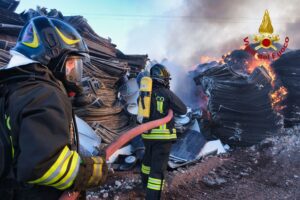 Belpasso, incendio senza fine in azienda elettrodomestici: in azione mezzi speciali e autobotti