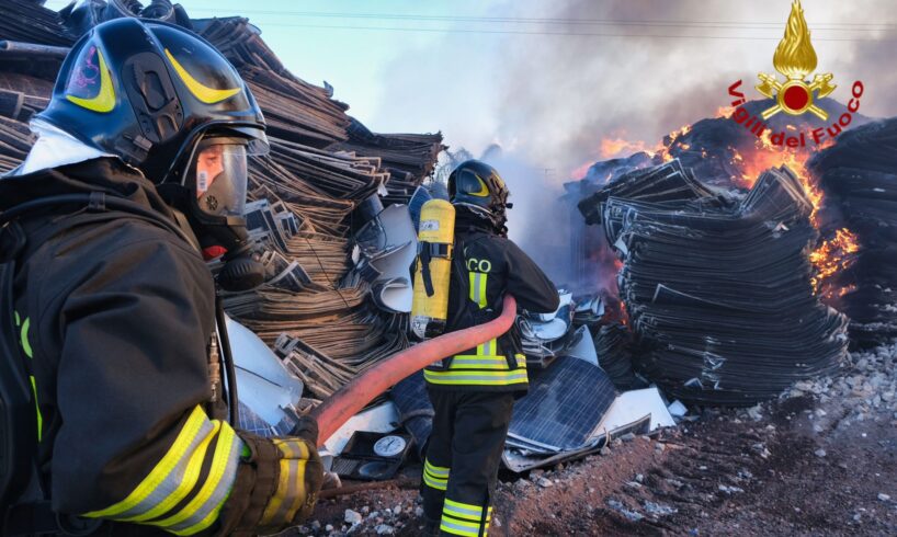 Belpasso, incendio senza fine in azienda elettrodomestici: in azione mezzi speciali e autobotti