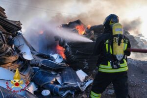 Belpasso, incendio senza fine in azienda elettrodomestici: in azione mezzi speciali e autobotti