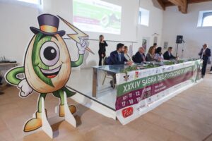 Un pistacchio con l'occhio del Ciclope e il cappello di Nelson: Mr Bront è la mascotte della Sagra