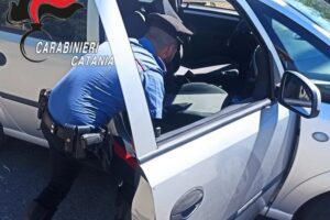 Palagonia, beccato mentre lancia la droga dall'auto: arrestato 51enne