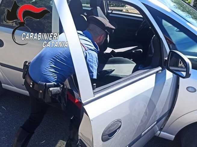 Palagonia, beccato mentre lancia la droga dall'auto: arrestato 51enne