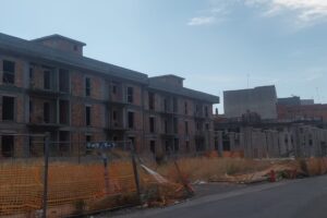 Paternò, cantieri fantasma: a Scala Vecchia solo degrado e abbandono. La denuncia di ‘Andiamo Avanti’