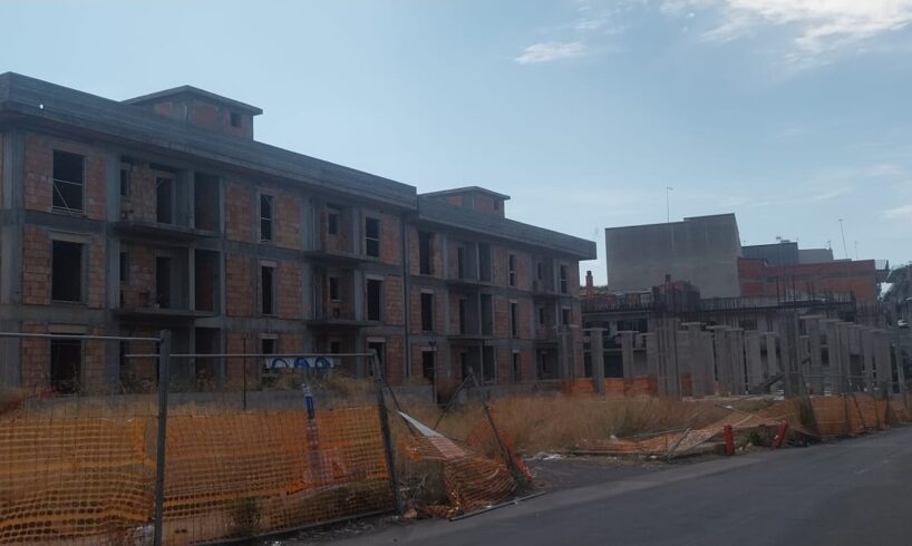 Paternò, cantieri fantasma: a Scala Vecchia solo degrado e abbandono. La denuncia di ‘Andiamo Avanti’