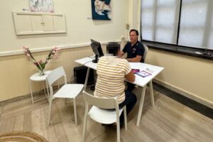 Catania, minaccia la madre e il fratello con un coltello per rubare il bancomat e comprare crack: 33enne arrestato