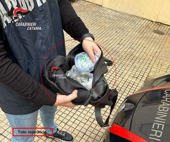 Paternò, 37enne tenta la fuga alla vista dei Carabinieri ma viene beccato con droga e contanti