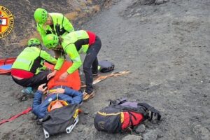 Soccorso sull'Etna: salvato escursionista di Rimini con una frattura alla gamba