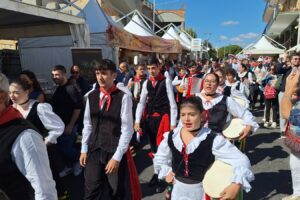 Bronte travolta dal successo: prima domenica di folla per la Sagra del Pistacchio