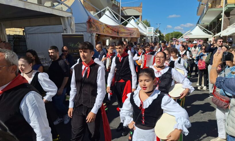 Bronte travolta dal successo: prima domenica di folla per la Sagra del Pistacchio