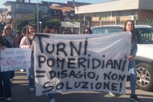 Mamme in corteo a Paternò contro i doppi turni al "Marconi"