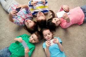 Social under 14, sfida in Parlamento: il divieto della Lega contro l'educazione digitale del Pd