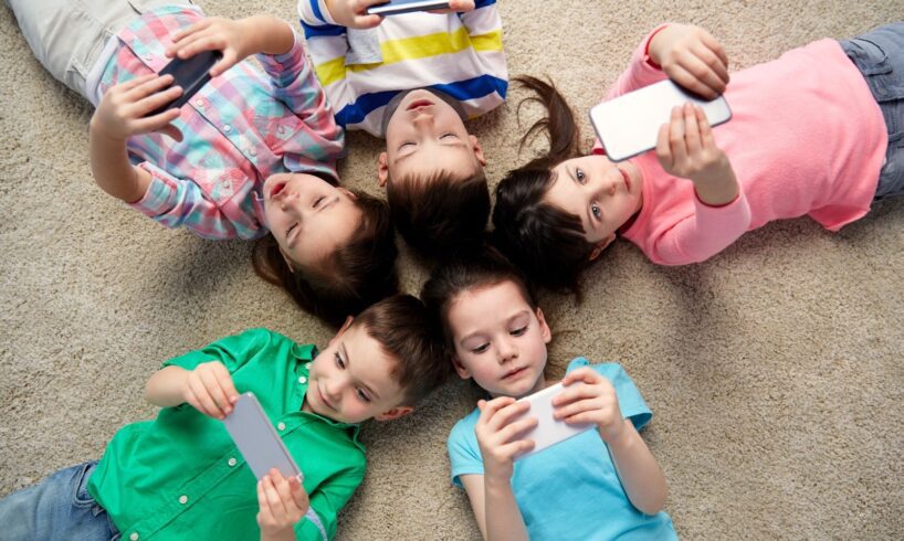 Social under 14, sfida in Parlamento: il divieto della Lega contro l'educazione digitale del Pd