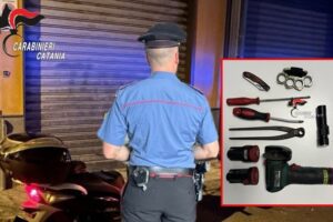 Misterbianco, mamma e figlio beccati mentre rubavano uno scooter alle 5 del mattino