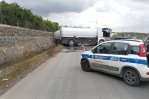 Paternò, autocisterna di carburante si intraversa sulla Sp 137: strada chiusa, nessun ferito