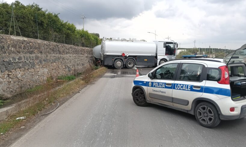 Paternò, autocisterna di carburante si intraversa sulla Sp 137: strada chiusa, nessun ferito