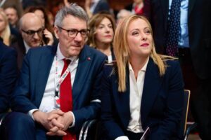 Il potere politico delle parole: tra cortigiana e vassalla