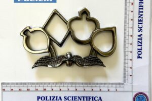 Acireale, tifoso 17enne con tirapugni allo stadio: denunciato