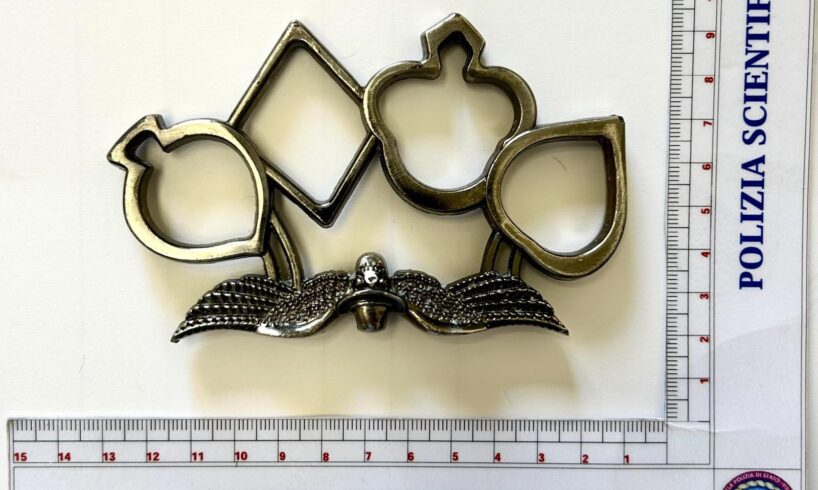 Acireale, tifoso 17enne con tirapugni allo stadio: denunciato