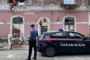 Riposto, sequestrata casa con eternit: denunciato il committente dei lavori abusivi