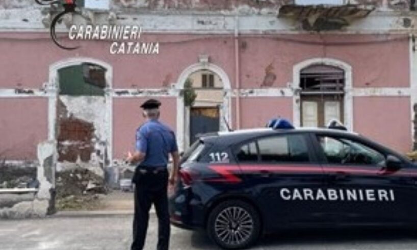 Riposto, sequestrata casa con eternit: denunciato il committente dei lavori abusivi
