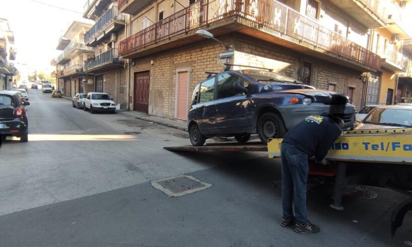 Paternò, via le auto "fantasma": 125 veicoli rimossi dall'inizio dell'anno