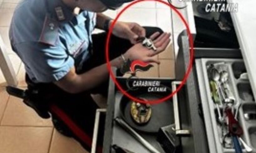 Codice Rosso a Mineo, scoperta pistola in cucina: arrestato 67enne