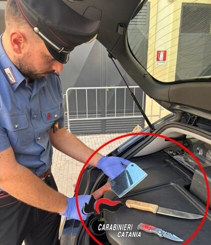 Catania, assalto con mannaia in Corso Sicilia: panico tra i clienti di un supermercato. Denunciato 44enne