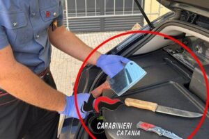 Catania, assalto con mannaia in Corso Sicilia: panico tra i clienti di un supermercato. Denunciato 44enne