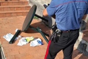 Valverde, coltello e gamba di tavolino: il "duello" in un panificio. Denunciato 41enne