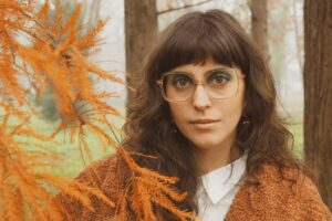 Dalla scena di Catania all'Ariston, Anna Castiglia trionfa al Premio Tenco: alla giovane artista la Targa per l'album d'esordio.