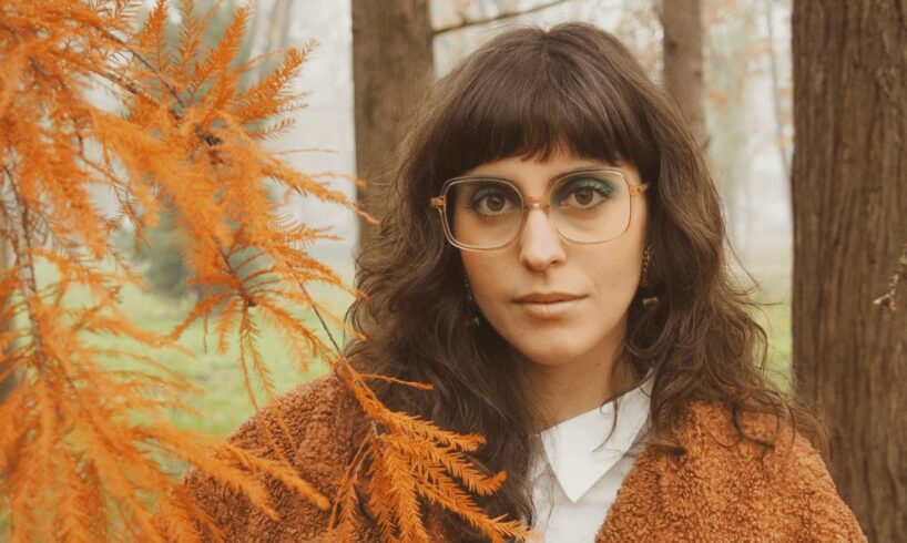 Dalla scena di Catania all'Ariston, Anna Castiglia trionfa al Premio Tenco: alla giovane artista la Targa per l'album d'esordio.