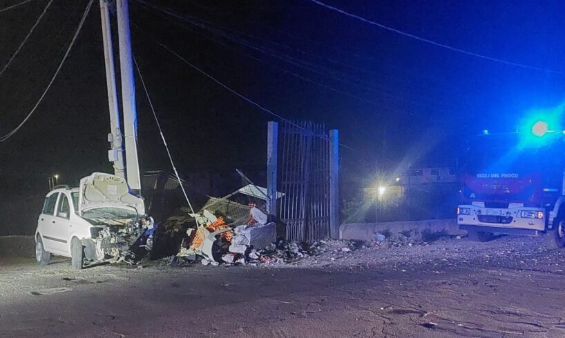 Paternò, nella notte Fiat Panda si schianta contro un muro: autista al pronto soccorso