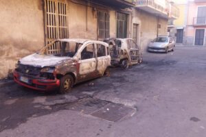 Paternò, fiamme in via Gela: auto in cenere e facciata di casa danneggiata