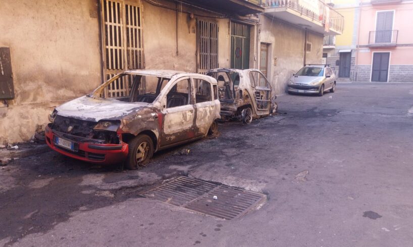 Paternò, fiamme in via Gela: auto in cenere e facciata di casa danneggiata