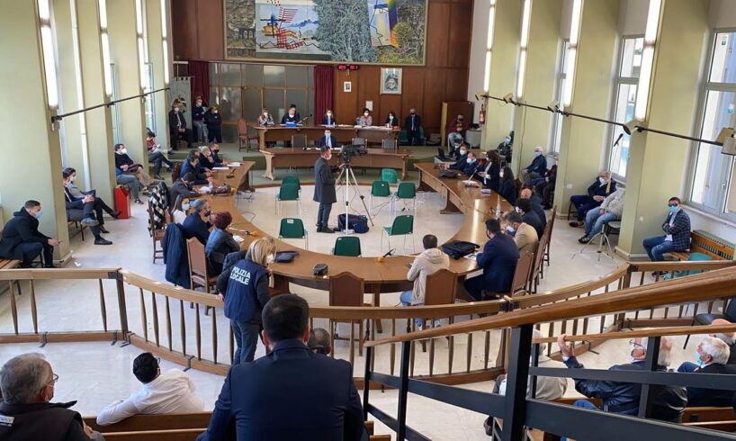 Adrano, minacce al sindaco Mancuso durante il consiglio. Mpa: "Istituzioni violate"