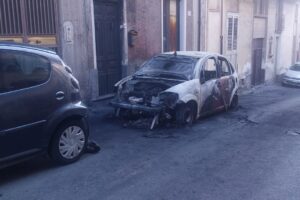 Paternò, auto in fiamme nella notte: danneggiata anche un’abitazione
