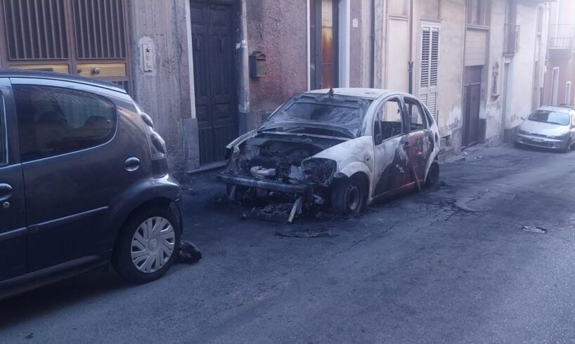 Paternò, auto in fiamme nella notte: danneggiata anche un’abitazione