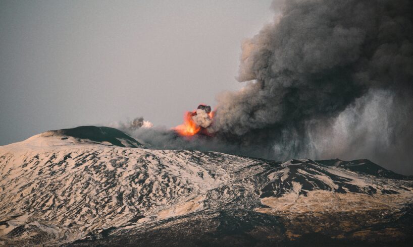 L'Etna "parla" con lo spazio: per la prima volta misurati i disturbi nella ionosfera generati da un'eruzione