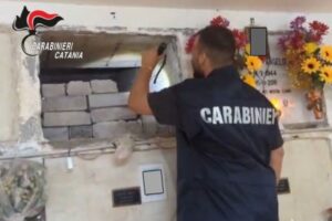 Cimitero degli orrori ad Aci Catena: ossa accatastate, rifiuti speciali e gravi irregolarità (VIDEO)