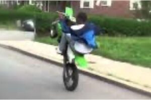 Catania, acrobazie in moto sui social: la Polizia interrompe lo spettacolo e sanziona i protagonisti