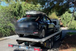 Catania, auto sequestrata dopo l'abbandono di rifiuti a Librino: 60 veicoli bloccati dall'inizio dell'anno