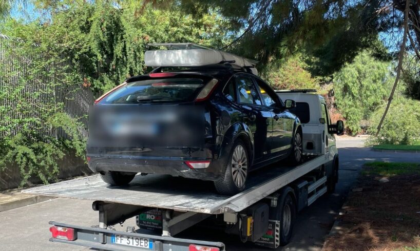 Catania, auto sequestrata dopo l'abbandono di rifiuti a Librino: 60 veicoli bloccati dall'inizio dell'anno