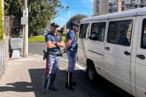 Catania, scuolabus abusivi con pensionati al volante: sequestrati due furgoni pericolosi