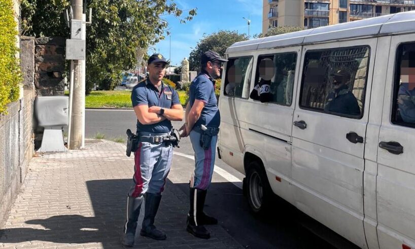 Catania, scuolabus abusivi con pensionati al volante: sequestrati due furgoni pericolosi