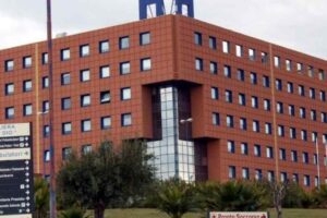 Agrigento, morto a 47 anni dopo due interventi: indagati quattro medici per omicidio colposo