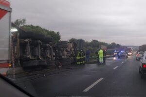 Camion si ribalta sulla SS284: autista estratto dalle lamiere e trasportato al ‘Cannizzaro’